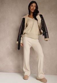 Renee - Jasnobeżowe Szerokie Spodnie z Wełną High Waist z Prążkowanego Materiału Reinna. Okazja: na co dzień. Stan: podwyższony. Kolor: beżowy. Materiał: wełna, prążkowany, materiał. Styl: casual #5