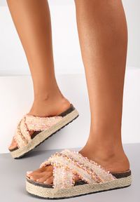 Renee - Różowe Klapki Khloraris. Nosek buta: okrągły. Kolor: różowy. Materiał: materiał. Wzór: paski. Sezon: lato. Obcas: na platformie #3