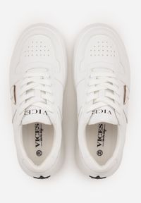 Born2be - Białe Sneakersy VICES na Grubej Podeszwie z Trójkątną Aplikacją Meanata. Okazja: na co dzień. Kolor: biały. Materiał: jeans. Wzór: aplikacja #9