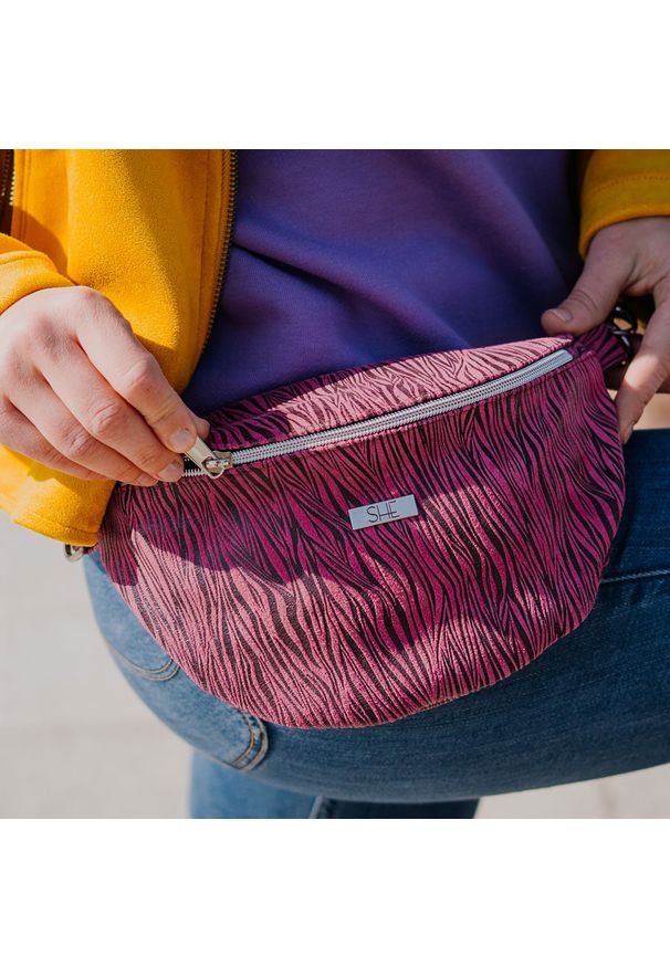 Nerka skórzana SHE 620a różowa zebra. Kolor: różowy. Wzór: motyw zwierzęcy. Materiał: skórzane. Styl: casual, elegancki