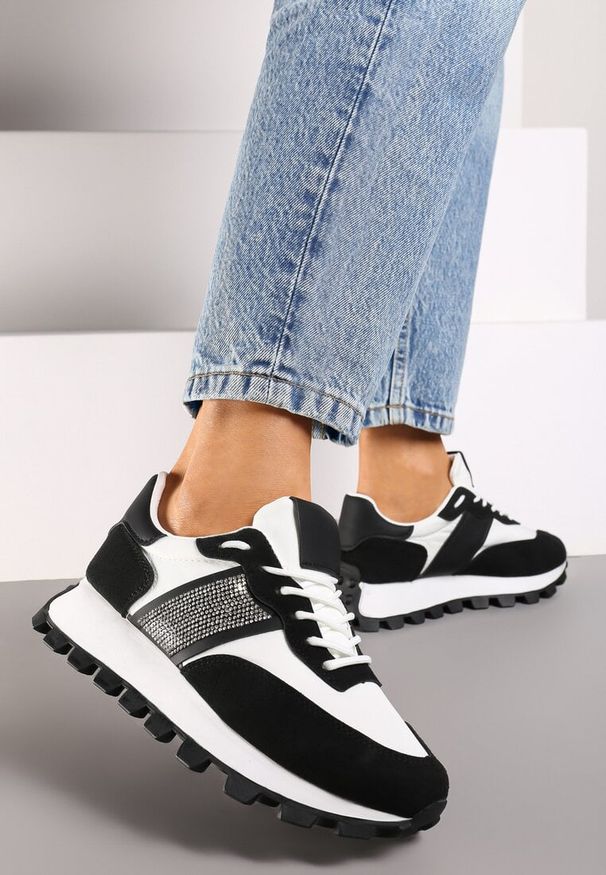 Born2be - Czarno-Białe Sneakersy z Brokatową Wstawką i Bieżnikiem Valindras. Kolor: czarny