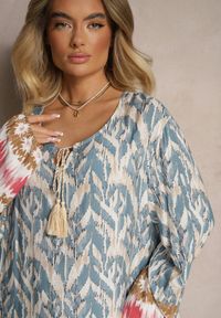 Renee - Niebieska Wiskozowa Sukienka z Printem w Stylu Boho z Chwostami Erianea. Okazja: na co dzień. Kolor: niebieski. Materiał: wiskoza. Długość rękawa: długi rękaw. Wzór: nadruk. Typ sukienki: proste. Styl: boho #3