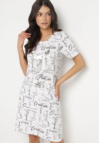 Born2be - Biała Bawełniana Sukienka o T-shirtowym Kroju z Ozdobnym Nadrukiem Feviressa. Okazja: na co dzień. Kolor: biały. Materiał: bawełna. Długość rękawa: krótki rękaw. Wzór: nadruk. Sezon: lato. Styl: elegancki, casual #5