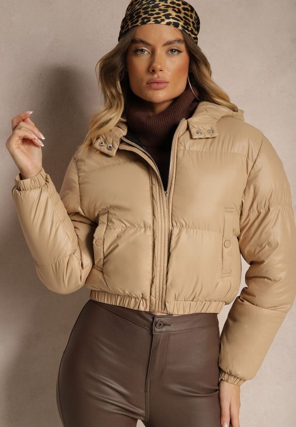 Renee - Ciemnobeżowa Pikowana Kurtka z Nieodpinanym Kapturem o Krótkim Kroju Tinneira. Okazja: na spacer. Kolor: beżowy. Materiał: jeans. Długość: krótkie. Styl: elegancki