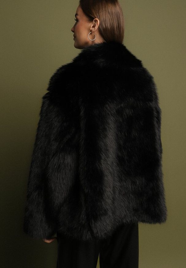 Born2be - Czarna Dwurzędowa Kurtka Futerko o Fasonie Oversize Asinella. Okazja: na randkę, na spacer, na co dzień. Kolor: czarny. Materiał: futro. Styl: casual