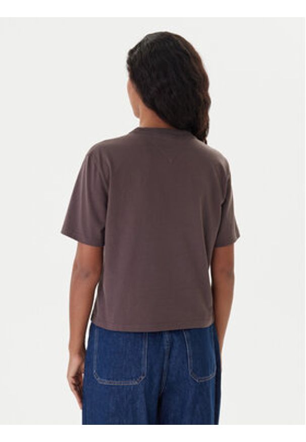 Tommy Jeans T-Shirt Badge DW0DW22202 Brązowy Boxy Fit. Kolor: brązowy. Materiał: bawełna