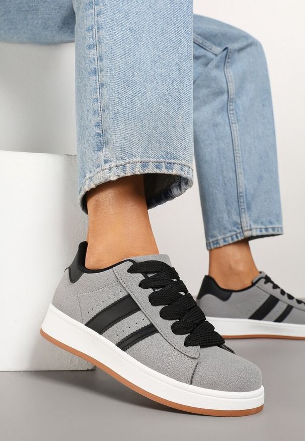 Born2be - Szare Sneakersy z Ozdobnymi Naszywkami z Boku Galdexis. Okazja: na co dzień. Kolor: szary. Materiał: jeans. Wzór: aplikacja