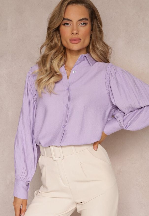 Renee - Fioletowa Koszula z Ozdobnymi Rękawami z Plisowanej Tkaniny Zemona. Kolor: fioletowy. Materiał: tkanina
