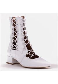 Marco Shoes Plecione botki z rzemykiem białe. Kolor: biały #7