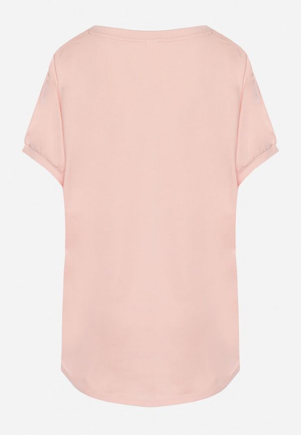 Born2be - Różowy T-shirt z Krótkimi Rękawami i Dłuższym Tyłem Cercisa. Okazja: na co dzień. Typ kołnierza: dekolt w serek. Kolor: różowy. Materiał: jeans, bawełna. Długość rękawa: krótki rękaw. Długość: krótkie. Styl: klasyczny, casual