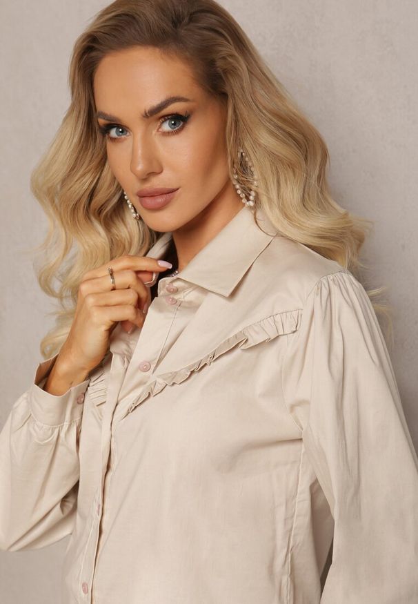 Renee - Beżowa Bawełniana Koszula z Kołnierzem i Falbanką Chrissa. Okazja: na co dzień. Typ kołnierza: kołnierz z falbankami, kołnierzyk klasyczny. Kolor: beżowy. Materiał: bawełna. Długość rękawa: długi rękaw. Długość: długie. Styl: casual, elegancki, klasyczny