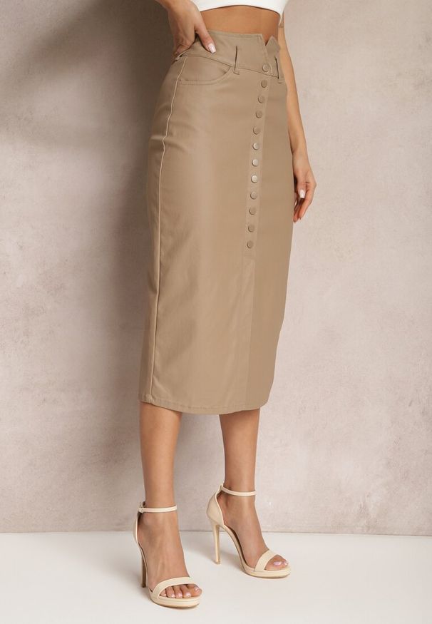 Renee - Ciemnobeżowa Spódnica z Ekoskóry High Waist z Rozcięciem i Napami z Przodu Asttia. Okazja: na co dzień. Stan: podwyższony. Kolor: beżowy. Materiał: bawełna. Sezon: zima, jesień. Styl: casual