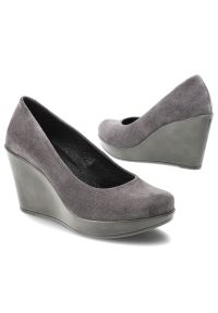 Czółenka damskie Karino, na wysokim koturnie eleganckie skórzane zamszowe wygodne z okrągłym noskiem, szare, 1224-002-P. Okazja: na co dzień. Nosek buta: okrągły. Kolor: szary. Materiał: welur, skóra, zamsz. Obcas: na koturnie. Styl: elegancki #2