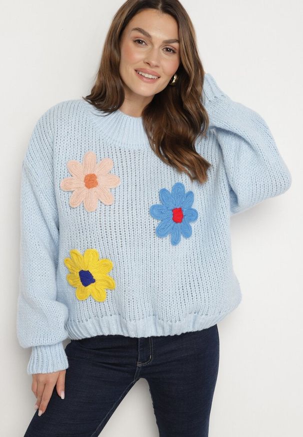 Born2be - Jasnoniebieski Sweter z Wiskozą Ozdobiony Kwiatami 3D Alabine. Okazja: na co dzień, na spacer. Kolor: niebieski. Materiał: wiskoza. Wzór: kwiaty, aplikacja. Styl: casual