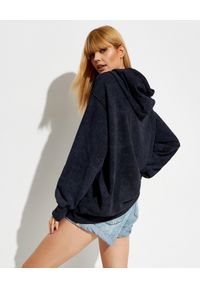 Versace Jeans Couture - VERSACE JEANS COUTURE - Szara bluza z kapturem. Typ kołnierza: kaptur. Kolor: szary. Materiał: bawełna. Długość rękawa: długi rękaw. Długość: długie. Wzór: nadruk, aplikacja