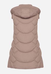 Born2be - Ciemnobeżowa Kamizelka z Odpinanym Kapturem Ozdobiona Pikowaniem Tulira. Okazja: na co dzień. Kolor: beżowy. Materiał: jeans. Wzór: aplikacja. Styl: klasyczny, casual, elegancki #4