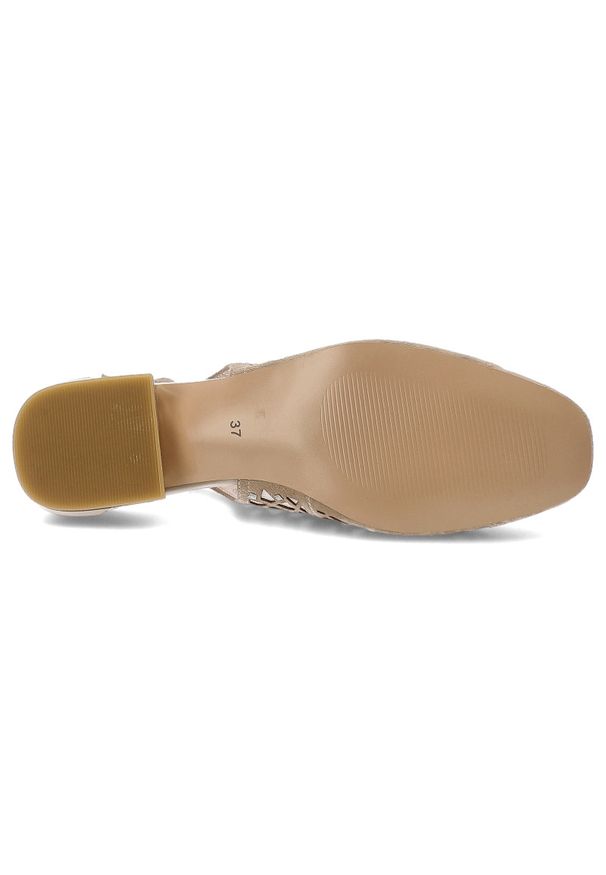 Sandały damskie S.Barski, ze skóry naturalnej z ażurową cholewką i niskim ozdobnym obcasem, beżowe, CR61-3019. Okazja: na co dzień. Zapięcie: pasek. Kolor: beżowy. Wzór: ażurowy. Materiał: skóra. Sezon: lato. Obcas: na obcasie. Styl: casual, elegancki, klasyczny, wizytowy. Wysokość obcasa: średni