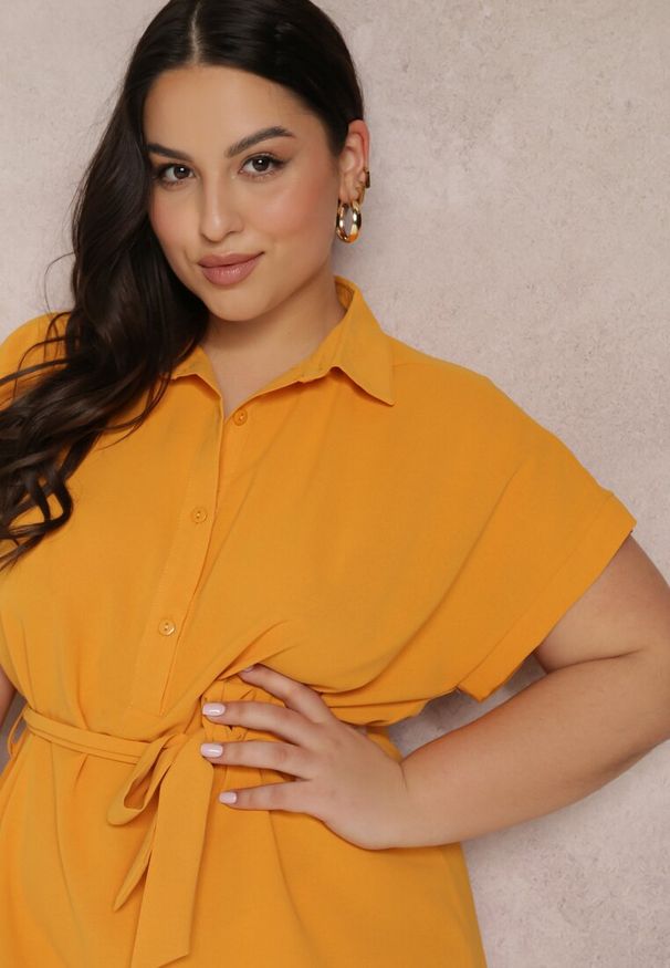 Renee - Żółta Sukienka Koszulowa Wiązana w Pasie z Krótkimi Rękawami Wellwood. Kolekcja: plus size. Kolor: żółty. Materiał: tkanina. Długość rękawa: krótki rękaw. Wzór: gładki. Sezon: wiosna, lato. Typ sukienki: koszulowe. Długość: midi