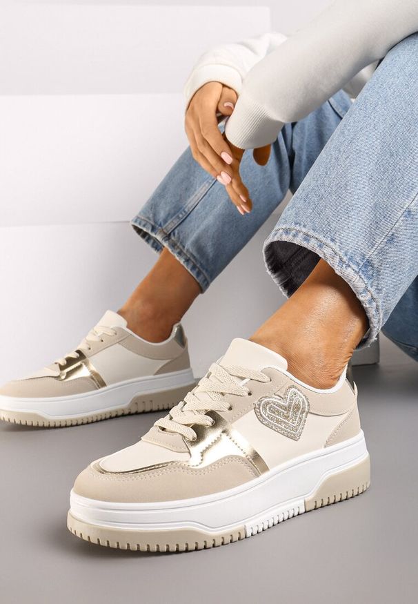 Born2be - Beżowe Sneakersy z Brokatowym Serduszkiem Asitalla. Nosek buta: okrągły. Zapięcie: sznurówki. Kolor: beżowy. Materiał: materiał. Obcas: na obcasie. Wysokość obcasa: niski