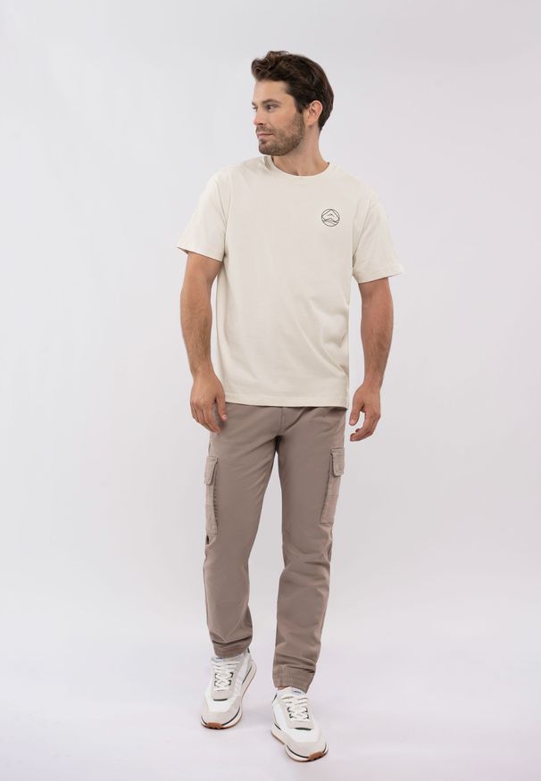 Volcano - T-shirt z logo na plecach T-ELD. Kolor: kremowy. Materiał: skóra, bawełna, materiał. Długość rękawa: krótki rękaw. Długość: krótkie. Wzór: nadruk. Styl: klasyczny