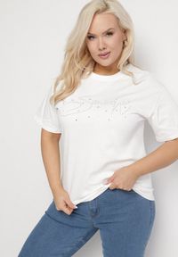 Born2be - Biały Bawełniany T-shirt z Ozdobnym Napisem i Cyrkoniami Olisandra. Okazja: na co dzień. Kolekcja: plus size. Kolor: biały. Materiał: bawełna. Wzór: napisy. Styl: klasyczny, casual