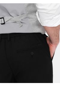 Ombre Clothing - Męskie spodnie chino REGULAR FIT z gumką w pasie – czarne V4. Okazja: na co dzień. Kolor: czarny. Materiał: guma, wiskoza, tkanina, poliester, materiał, bawełna. Styl: casual, elegancki