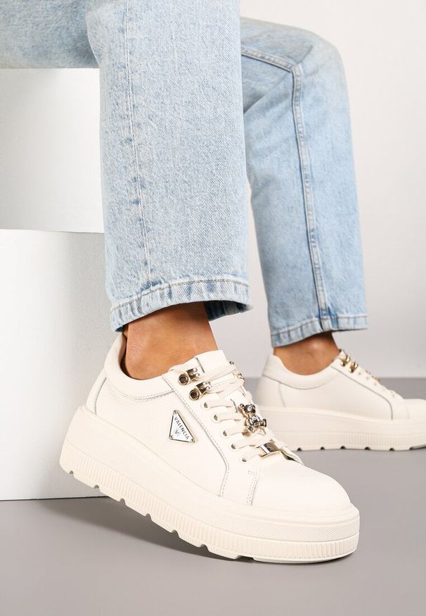 Renee - Beżowe Skórzane Sneakersy na Platformie Ozdobione Aplikacją Doliresa. Okazja: na co dzień. Kolor: beżowy. Materiał: skóra. Wzór: aplikacja. Obcas: na platformie