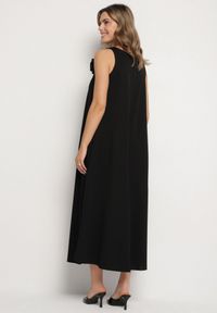 Born2be - Czarny Kombinezon z Wiskozą i Broszką Kwiatu 3D Odellira. Okazja: na co dzień. Kolor: czarny. Materiał: wiskoza. Wzór: kwiaty. Styl: casual, elegancki #6