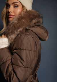 Renee - Brązowa Długa Pikowana Kurtka w Stylu Parki z Troczkiem w Pasie i Sztucznym Futerkiem Abelasa. Okazja: na co dzień. Kolor: brązowy. Materiał: futro. Długość: długie. Sezon: zima. Styl: casual, street, klasyczny #3