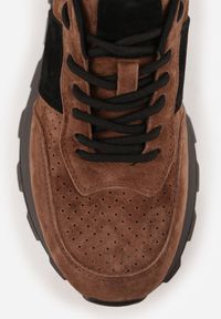 Renee - Ciemnobrązowe Zamszowe Sneakersy na Podeszwie Chunky z Perforowaną Cholewką Cezarlina. Okazja: na co dzień. Kolor: brązowy. Materiał: zamsz. Szerokość cholewki: normalna #3