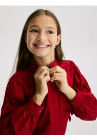 Reserved - Krótka koszula z kokardkami - czerwony. Typ kołnierza: kokarda. Kolor: czerwony. Materiał: bawełna. Długość: krótkie #1