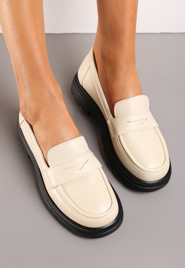 Born2be - Beżowe Mokasyny na Grubej Podeszwie z Minimalistycznym Paseczkiem Aiusawa. Okazja: na co dzień. Kolor: beżowy. Obcas: na obcasie. Styl: elegancki, casual. Wysokość obcasa: średni