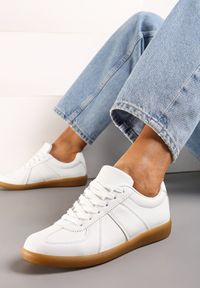 Renee - Białe Sneakersy Tenisówki z Ozdobnymi Przeszyciami Sumina. Nosek buta: okrągły. Zapięcie: sznurówki. Kolor: biały. Materiał: materiał. Obcas: na obcasie. Wysokość obcasa: niski #1