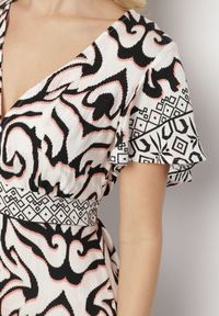 Born2be - Czarna Sukienka o Rozkloszowanym Kroju w Ornamentalny Wzór Tillivene. Okazja: na co dzień. Typ kołnierza: dekolt w kształcie V. Kolor: czarny. Długość rękawa: krótki rękaw. Styl: casual #4