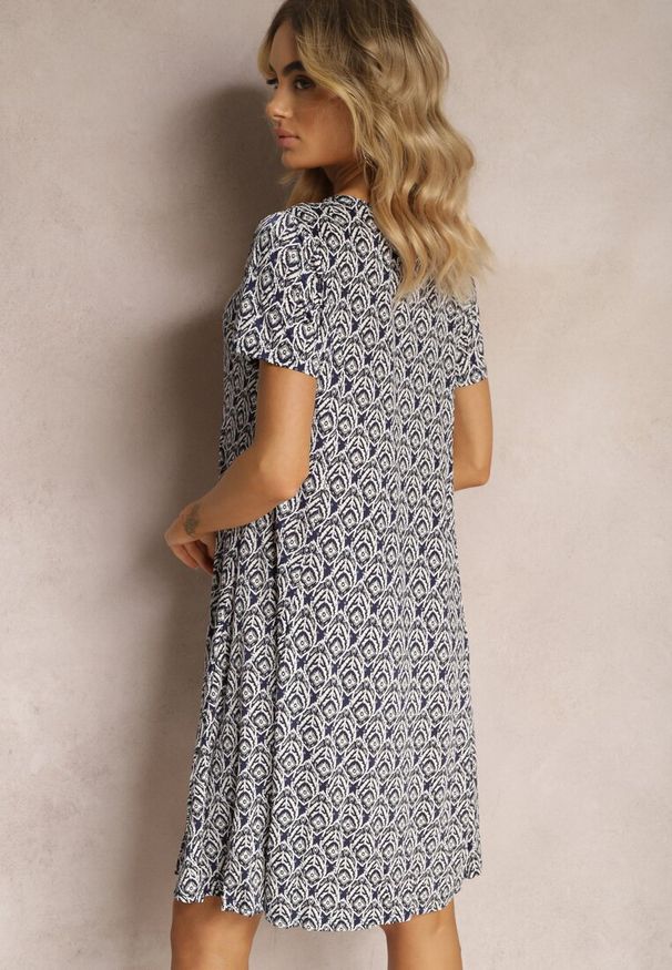 Renee - Granatowa Wiskozowa Sukienka o Rozkloszowanym Fasonie z Ornamentalnym Wzorem Jasminas. Kolor: niebieski. Materiał: wiskoza. Styl: boho