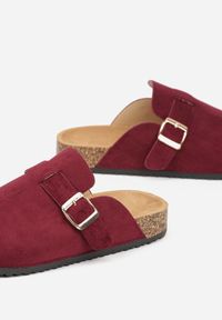Renee - Bordowe Klapki Ozdobione Klamrą na Pasku Zelevelis. Okazja: na co dzień. Kolor: czerwony. Materiał: jeans. Wzór: aplikacja. Obcas: na obcasie. Styl: elegancki, casual. Wysokość obcasa: niski #5