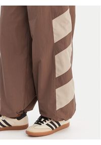 Adidas - adidas Spodnie dresowe Blocked Washed KD8790 Brązowy Loose Fit. Kolor: brązowy. Materiał: syntetyk #5