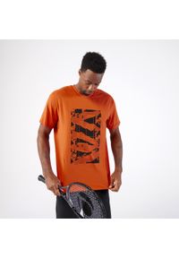 ARTENGO - Koszulka do tenisa męska Artengo TTS Soft. Kolor: brązowy, wielokolorowy, pomarańczowy. Materiał: materiał, bawełna, elastan, lyocell. Sport: tenis #1