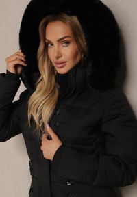 Renee - Czarna Kurtka z Pikowaniem Odpinanym Kapturem i Futerkiem z Paskiem Vortinay. Okazja: na co dzień. Kolor: czarny. Materiał: futro. Styl: elegancki, casual