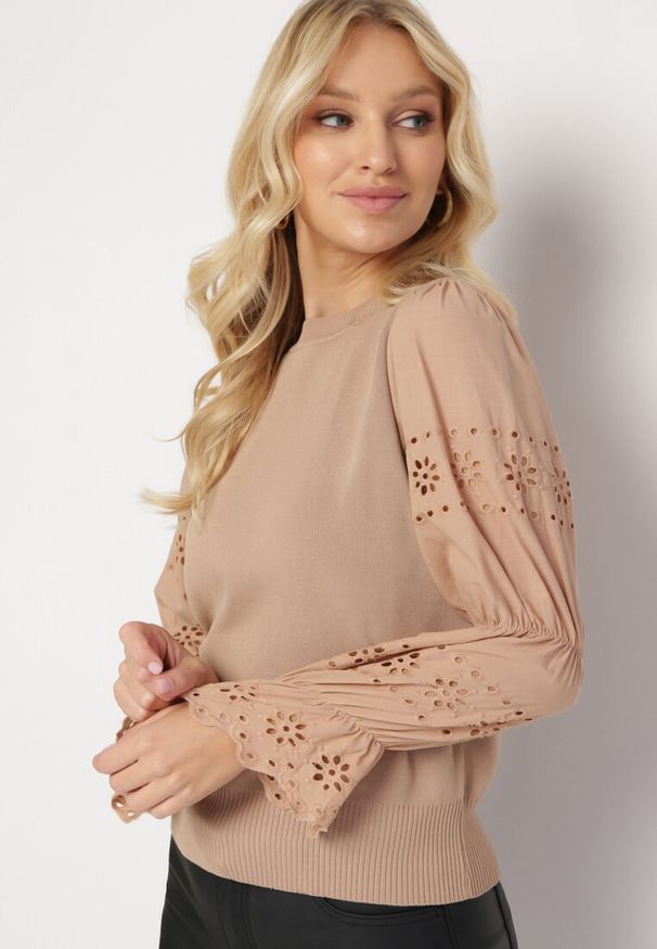 Born2be - Beżowy Sweter z Ażurowym Rękawem Ozdobionym Haftem Obylike. Kolor: beżowy. Długość: długie. Wzór: aplikacja, ażurowy, haft