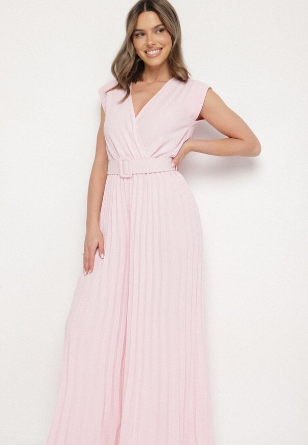 Born2be - Różowy Kombinezon o Kopertowym Kroju z Plisami i Paskiem w Talii Salivania. Okazja: na wesele, na studniówkę, na imprezę, na ślub cywilny. Kolor: różowy. Styl: elegancki, klasyczny