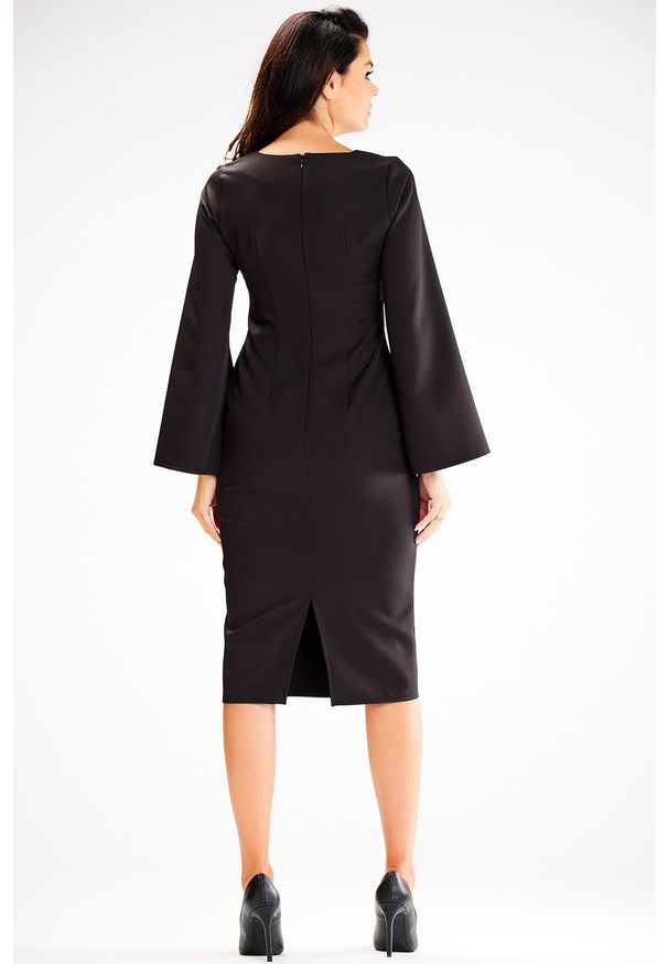 Awama - Elegancka ołówkowa sukienka midi z rozciętymi rękawami czarna. Kolor: czarny. Typ sukienki: ołówkowe. Styl: elegancki. Długość: midi