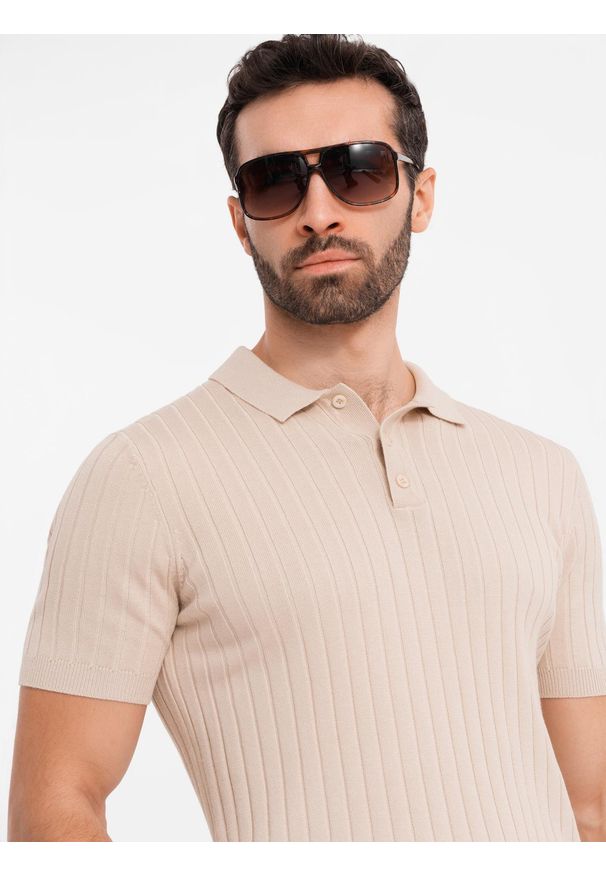 Ombre Clothing - Męska koszulka polo z wiskozą SLIM FIT w pionowy prążek – beżowa V2 OM-POSS-0143 - XXL. Typ kołnierza: polo. Kolor: beżowy. Materiał: wiskoza. Wzór: prążki. Styl: klasyczny, elegancki