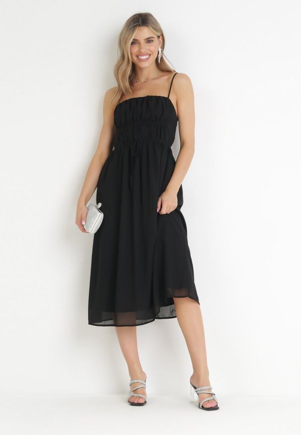 Born2be - Czarna Rozkloszowana Sukienka Midi na Cienkich Ramiączkach z Wiązaniem w Talii Tessonne. Kolor: czarny. Długość rękawa: na ramiączkach. Długość: midi