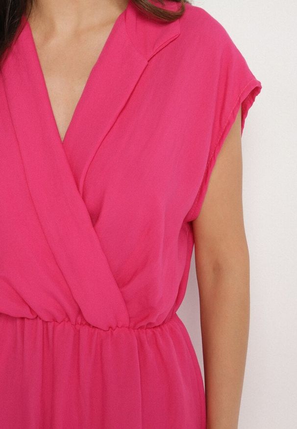 Born2be - Fuksjowy Kombinezon z Krótkimi Nogawkami i Kopertowym Dekoltem z Wiskozy Polisse. Kolor: różowy. Materiał: wiskoza. Długość: krótkie. Sezon: wiosna, lato