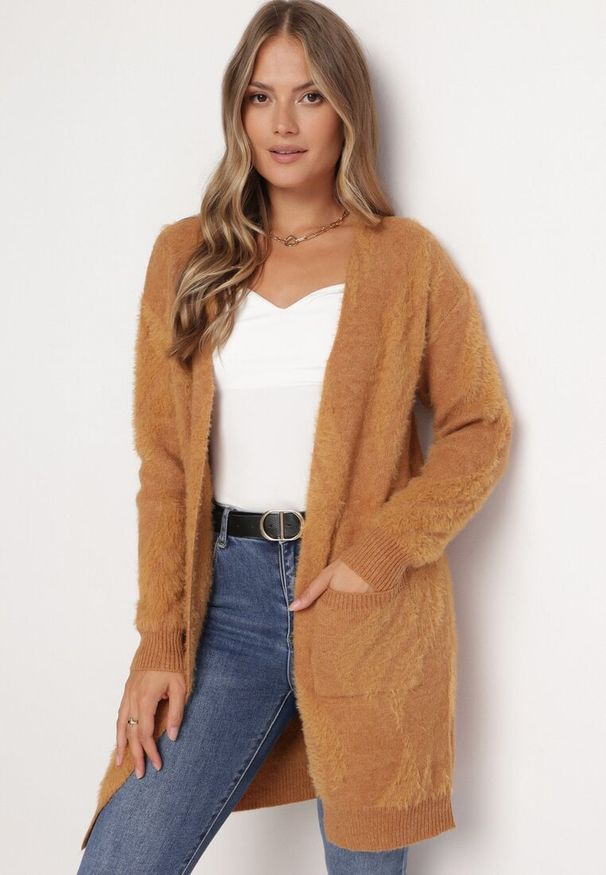 Born2be - Ciemnobeżowy Puszysty Kardigan Niezapinany Heliture. Kolekcja: plus size. Kolor: brązowy. Materiał: dzianina. Długość rękawa: długi rękaw. Długość: długie