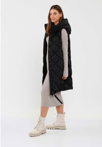 Volcano - Długi bezrękawnik V-LEA. Typ kołnierza: kaptur. Kolor: czarny. Materiał: materiał. Długość rękawa: bez rękawów. Długość: długie. Wzór: napisy, aplikacja. Styl: elegancki #1