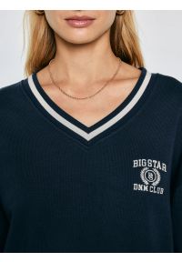 Big-Star - Bluza damska w stylu college z haftem z dekoltem v-neck granatowa Gabriella 403. Kolor: niebieski. Materiał: dzianina. Wzór: haft #3