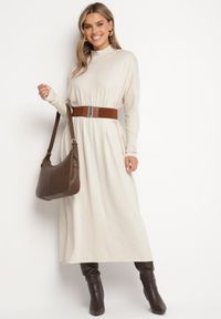 Born2be - Jasnobeżowa Sweterkowa Sukienka z Golfem i Wiskozą o Pudełkowym Kroju Alirinna. Okazja: na co dzień. Typ kołnierza: golf. Kolor: biały. Materiał: wiskoza. Wzór: aplikacja, gładki. Sezon: zima, jesień. Styl: casual #4