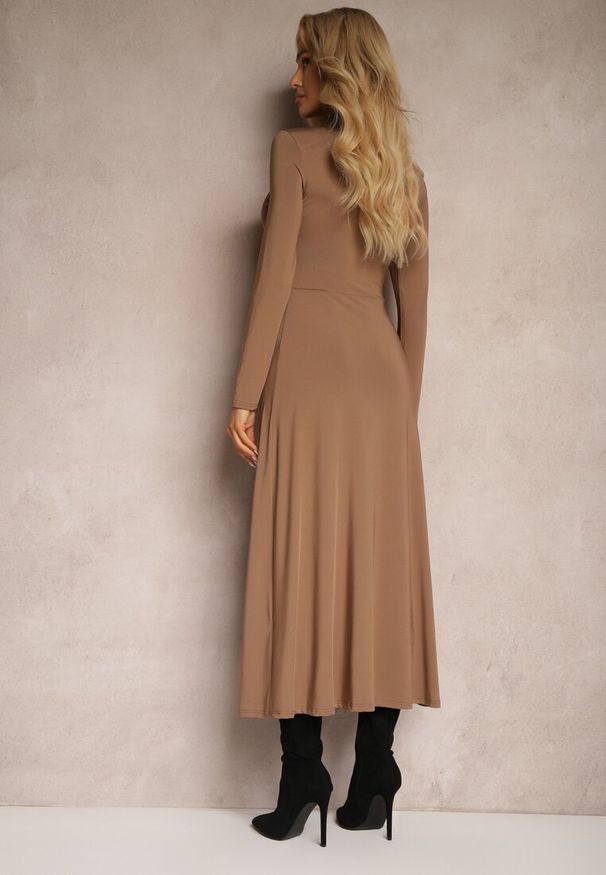 Renee - Brązowa Taliowana Sukienka z Rozcięciem na Boku i Półgolfem Saimara. Okazja: na spotkanie biznesowe. Kolor: brązowy. Długość rękawa: długi rękaw. Wzór: aplikacja. Styl: elegancki, biznesowy